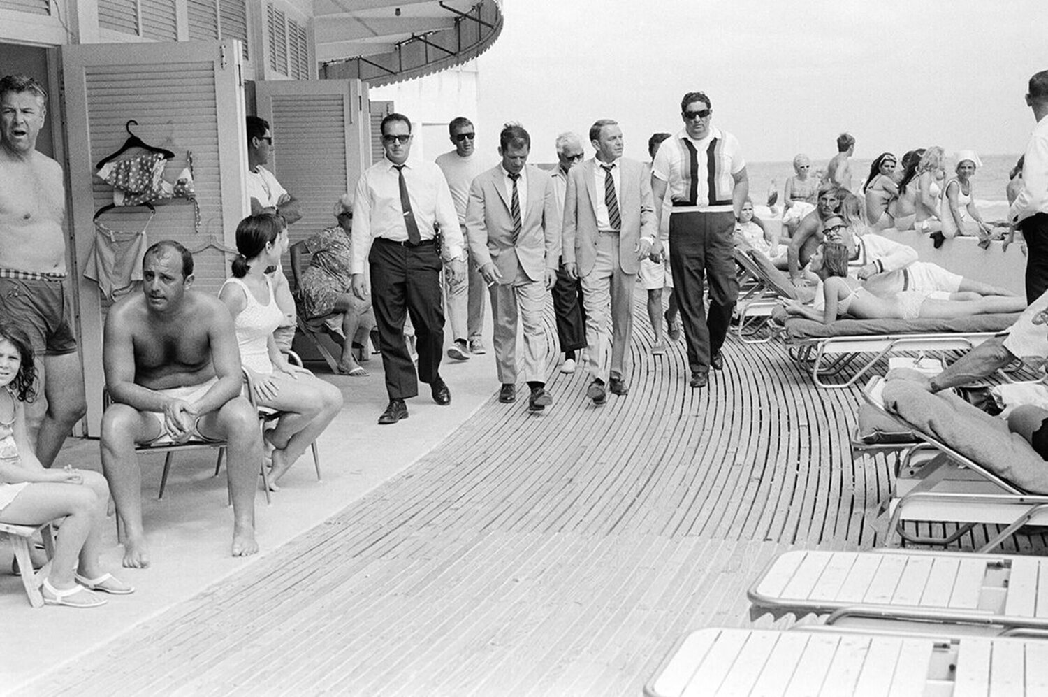 Frank Sinatra on the boardwalk (view 2) Terry O'Neill
