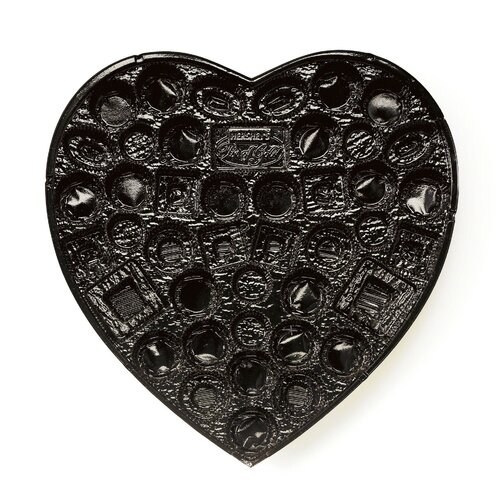 Candy Tray Series: Black Heart di Chuck Ramirez, Fotografia in vendita su Singulart