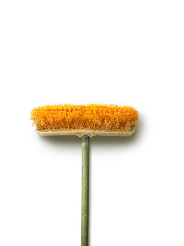 Brooms: Orange Pushbroom di Chuck Ramirez, Fotografia in vendita su Singulart