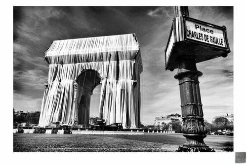 Even dead, Christo continues to piss us off (+ real sample of the polypropylene used to wrap the Arc de Triomphe) di Grégory Herpe, Fotografia in vendita su Singulart