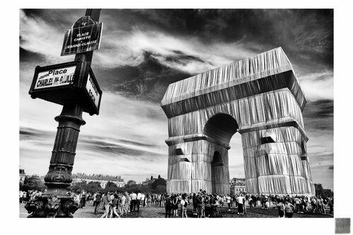 Even dead, Christo continues to piss us off II (+ real sample of the polypropylene used to wrap the Arc de Triomphe) di Grégory Herpe, Fotografia in vendita su Singulart