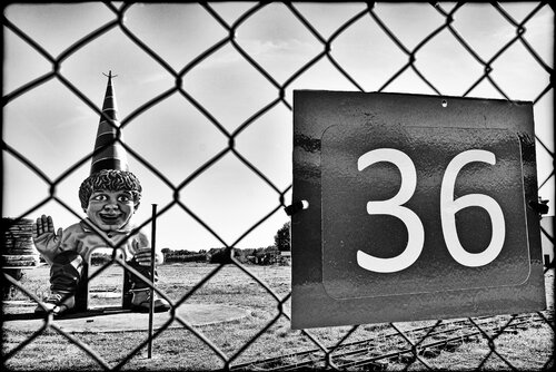 The clown in jail di Grégory Herpe, Fotografia in vendita su Singulart