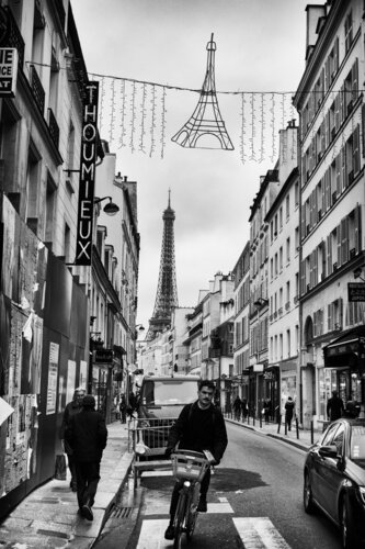 Eiffel Twin Towers I by Grégory Herpe, 사진 for Sale on Singulart