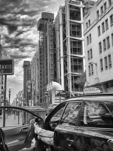 Cool Cab in Beaubourg de Grégory Herpe, Fotografía a la venta en Singulart