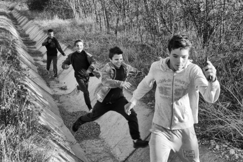 The resilience of war children von Grégory Herpe, Fotografie kaufen auf Singulart