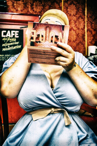 Busty Drag Queen in Paris di Grégory Herpe, Fotografia in vendita su Singulart