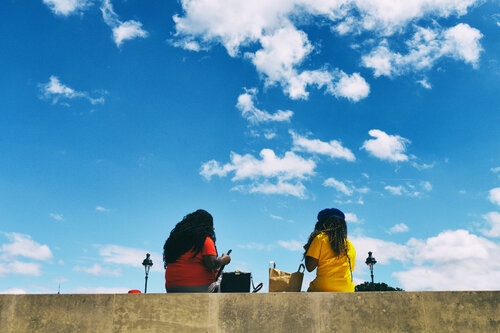 American tourists in Paris de Grégory Herpe, Fotografía a la venta en Singulart