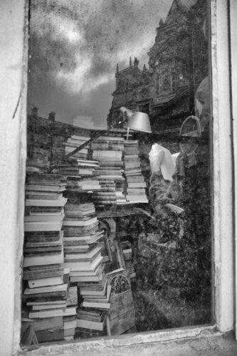 The one who had read all the books von Grégory Herpe, Fotografie kaufen auf Singulart