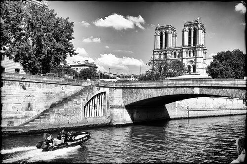 View of Seine - Cathedrale Notre-Dame de Paris von Grégory Herpe, Fotografie kaufen auf Singulart