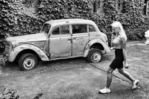 The tattooed blonde & the Moskvitch von Grégory Herpe, Fotografie kaufen auf Singulart