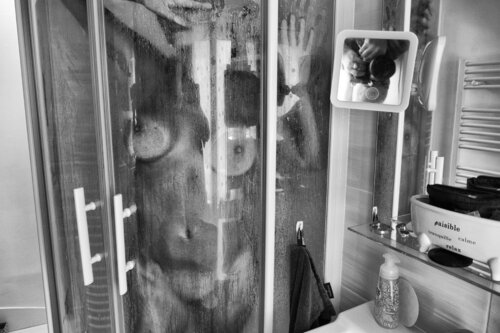 Self-portrait in the shower van Grégory Herpe, Fotografie te koop op Singulart