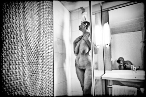Self-portrait by the shower di Grégory Herpe, Fotografia in vendita su Singulart