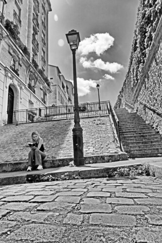 The Montmartre reader de Grégory Herpe, Fotografía a la venta en Singulart