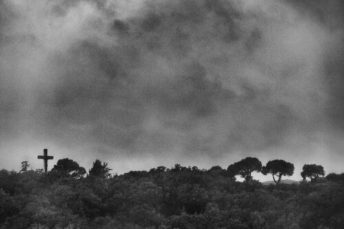 The Cross of Shadows di Grégory Herpe, Fotografia in vendita su Singulart