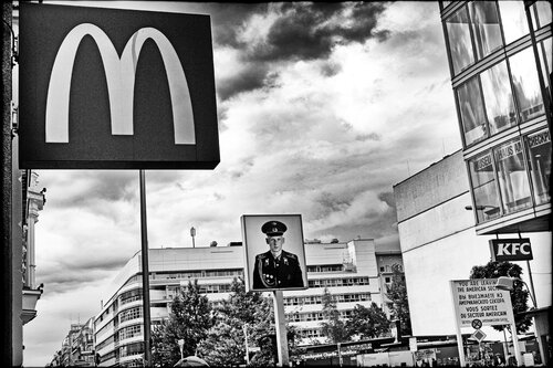 Checkpoint Charlie di Grégory Herpe, Fotografia in vendita su Singulart