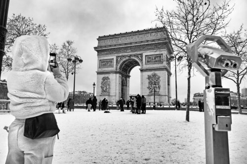Snow White in Paris di Grégory Herpe, Fotografia in vendita su Singulart