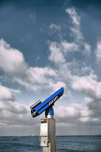 The galaxy isn't big enough for our love di Grégory Herpe, Fotografia in vendita su Singulart