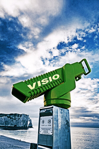 See beyond the cliffs of Etretat von Grégory Herpe, Fotografie kaufen auf Singulart