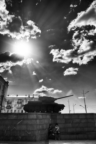 Loving in the Shadow of the Tanks par Grégory Herpe, Photographie en vente sur Singulart