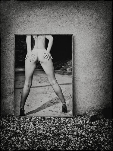 I'm waiting for you behind the house par Grégory Herpe, Photographie en vente sur Singulart