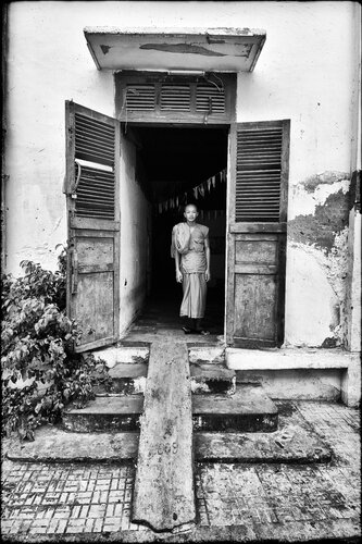 The Monk at the Door von Grégory Herpe, Fotografie kaufen auf Singulart