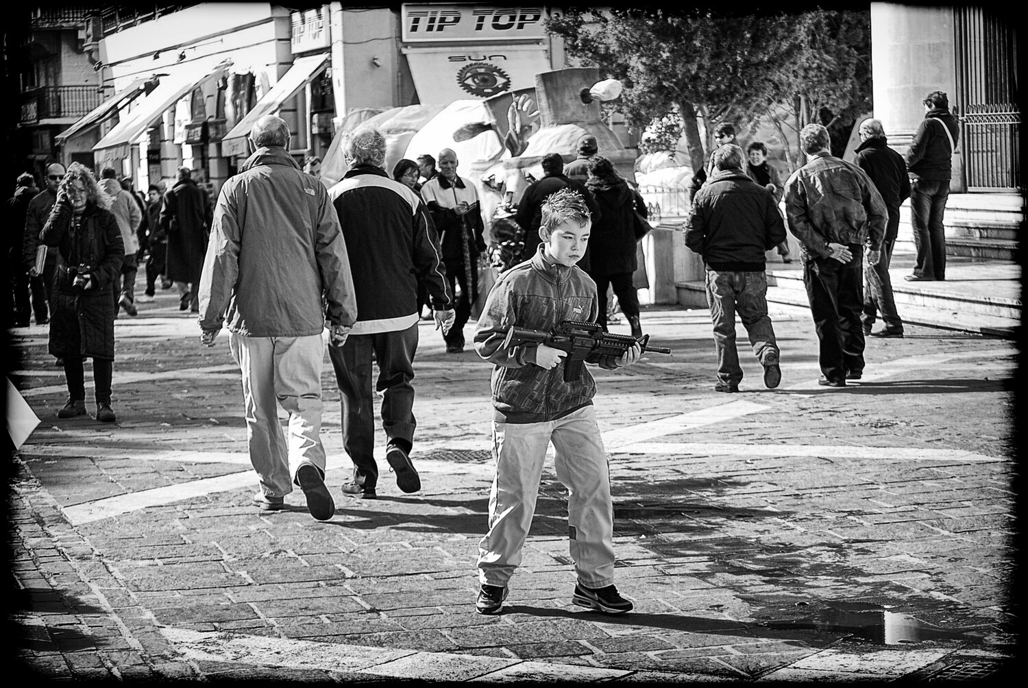 I've got a Gun in my Hand Grégory Herpe Fotografia in vendita