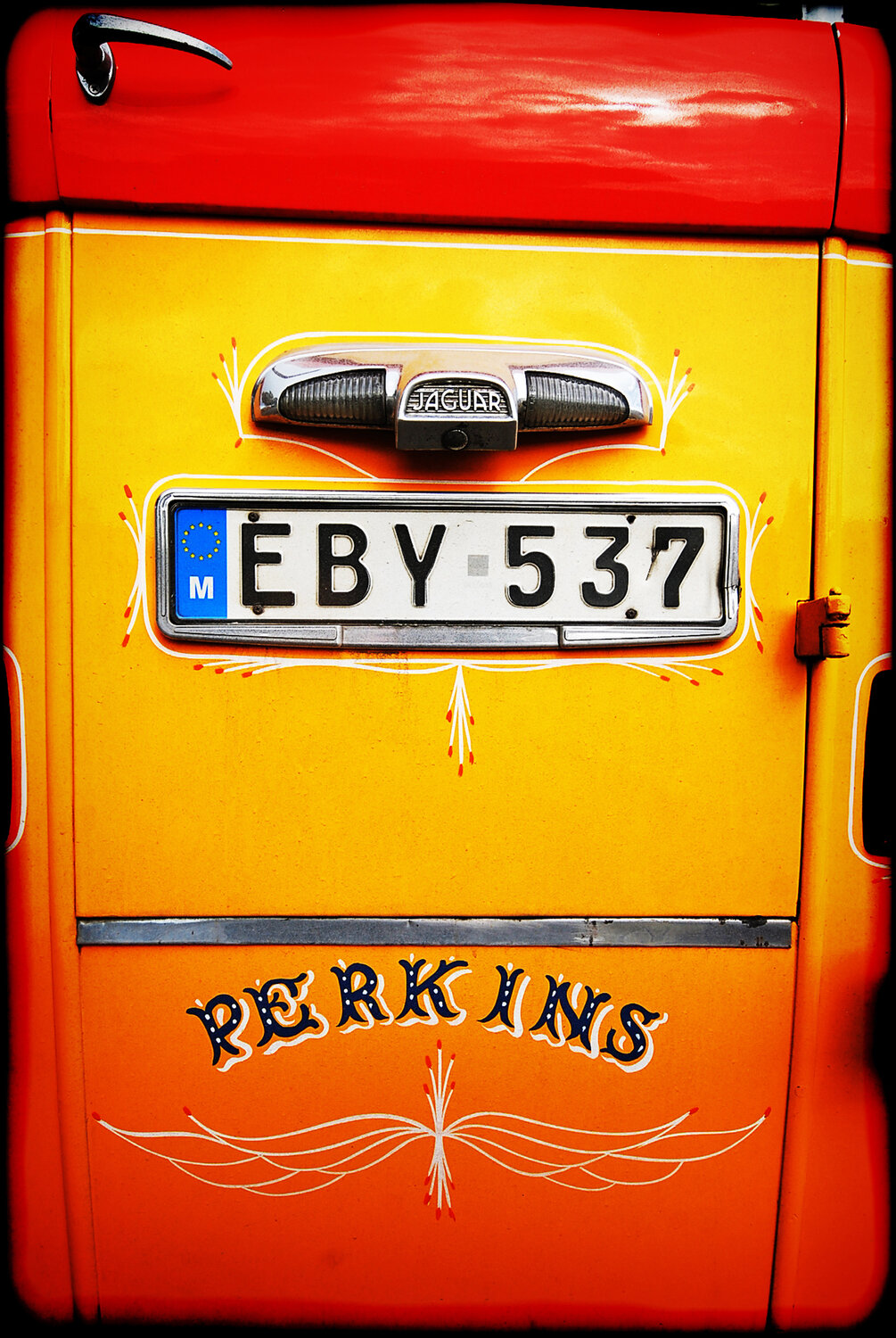 The Jaguar bus that will blow your mind Grégory Herpe Fotografie zu verkaufen
