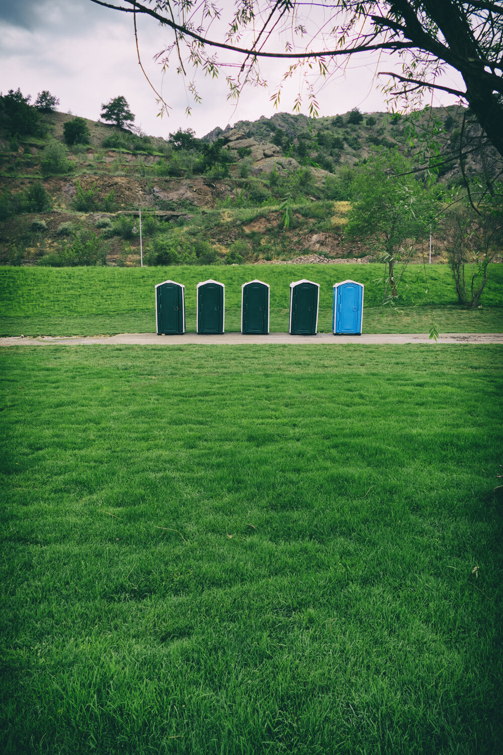 Blood-red cabins Grégory Herpe