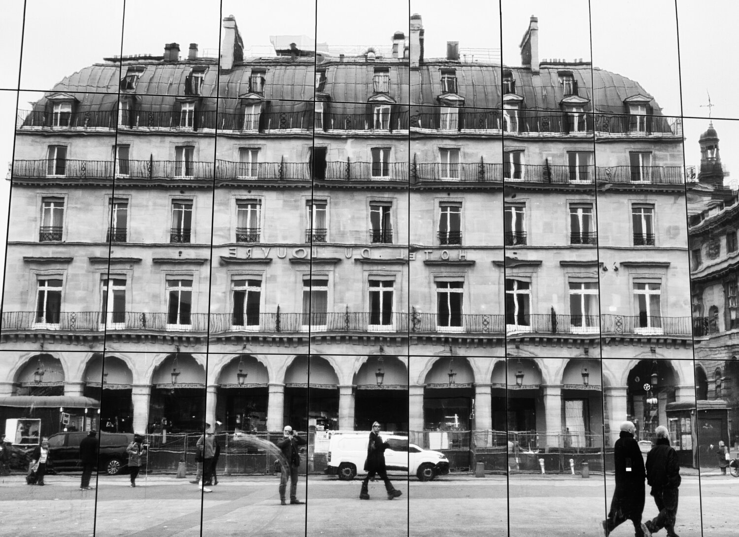 Self-portrait at the Hotel du Louvre Grégory Herpe Fotografie zu verkaufen