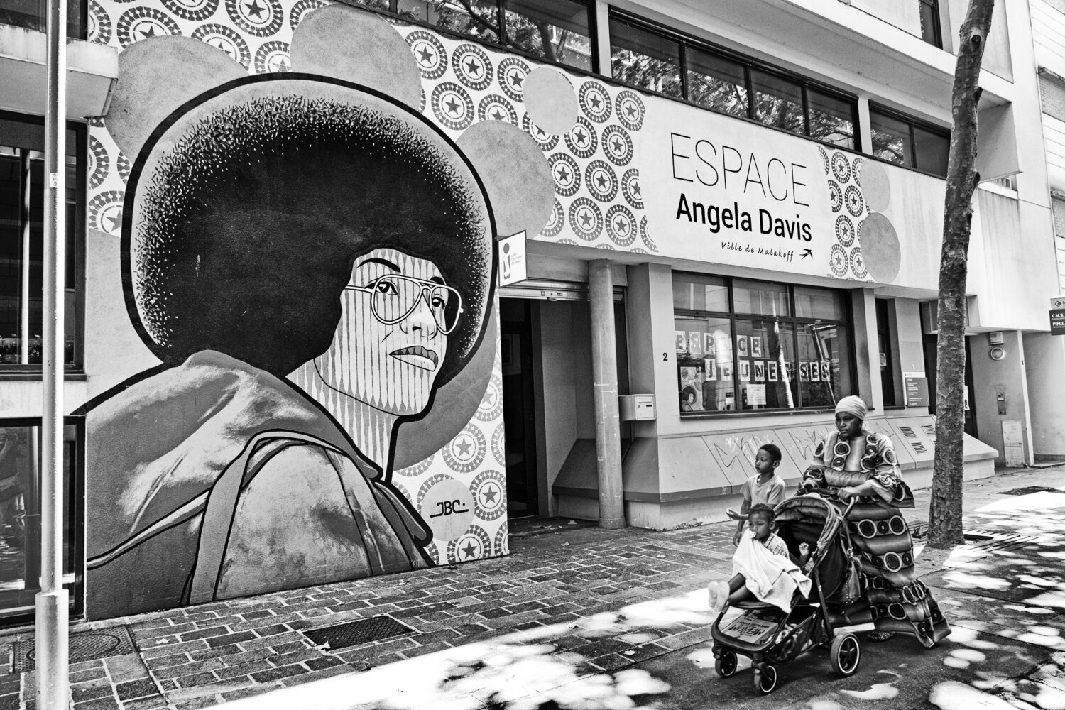 Angela Davis and the african familly Grégory Herpe Fotografie zu verkaufen