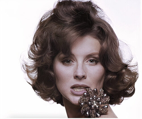 Suzy Parker, Brooch Pearls by Vendome von Bert Stern, Fotografie kaufen auf Singulart