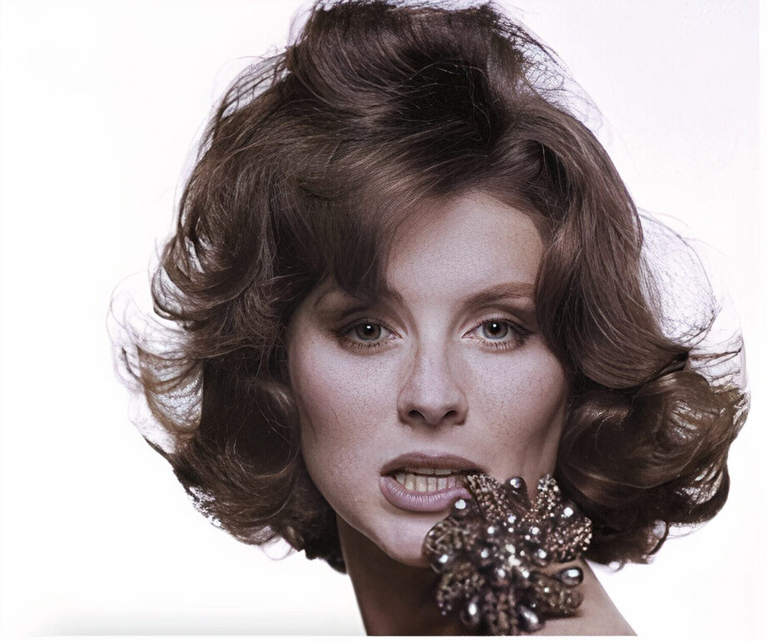 Suzy Parker, Brooch Pearls by Vendome Bert Stern Fotografie zu verkaufen