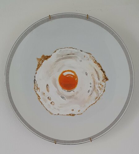 Fried egg on ceramic plate - 1 par Max Baris, Peinture en vente sur Singulart