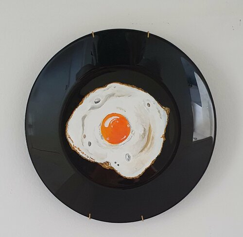 Fried egg on glass plate - 4 van Max Baris, Schilderij te koop op Singulart