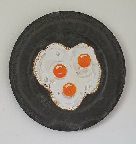 Fried eggs on large plastic plate - 10 par Max Baris, Peinture en vente sur Singulart