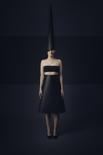 Le Chaperon  - Tirage Fine-Art sur Dibond + Caisse américaine van Cédric Brion, Fotografie te koop op Singulart