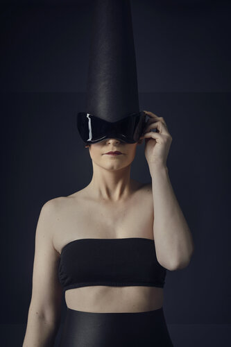 Le Chaperon V - Tirage Fine-Art sur Dibond + Caisse américaine van Cédric Brion, Fotografie te koop op Singulart