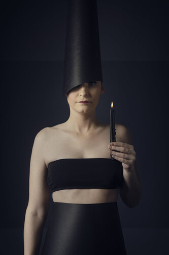 Le Chaperon IV - Tirage Fine-Art sur Dibond + Caisse américaine von Cédric Brion, Fotografie kaufen auf Singulart