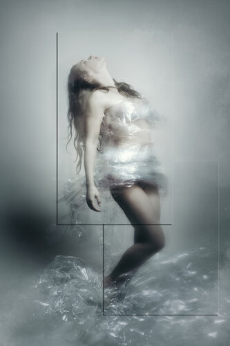 Plastic Dress  II ( Oeuvre en relief Superposition de Dibonds + Caisse Américaine métal) von Cédric Brion, Fotografie kaufen auf Singulart