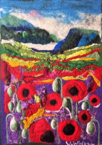 Mohn und Lavendel – Farbenfrohe Berglandschaft von Urszula Widzgowska, Textil kaufen auf Singulart