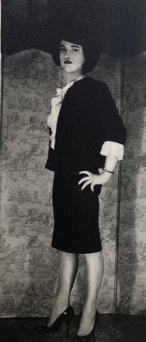 Skindo travesti debout van Pierre Molinier, Fotografie te koop op Singulart