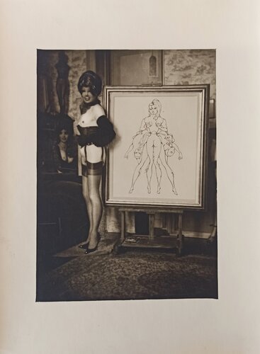 Autoportrait devant «Amours» von Pierre Molinier, Fotografie kaufen auf Singulart