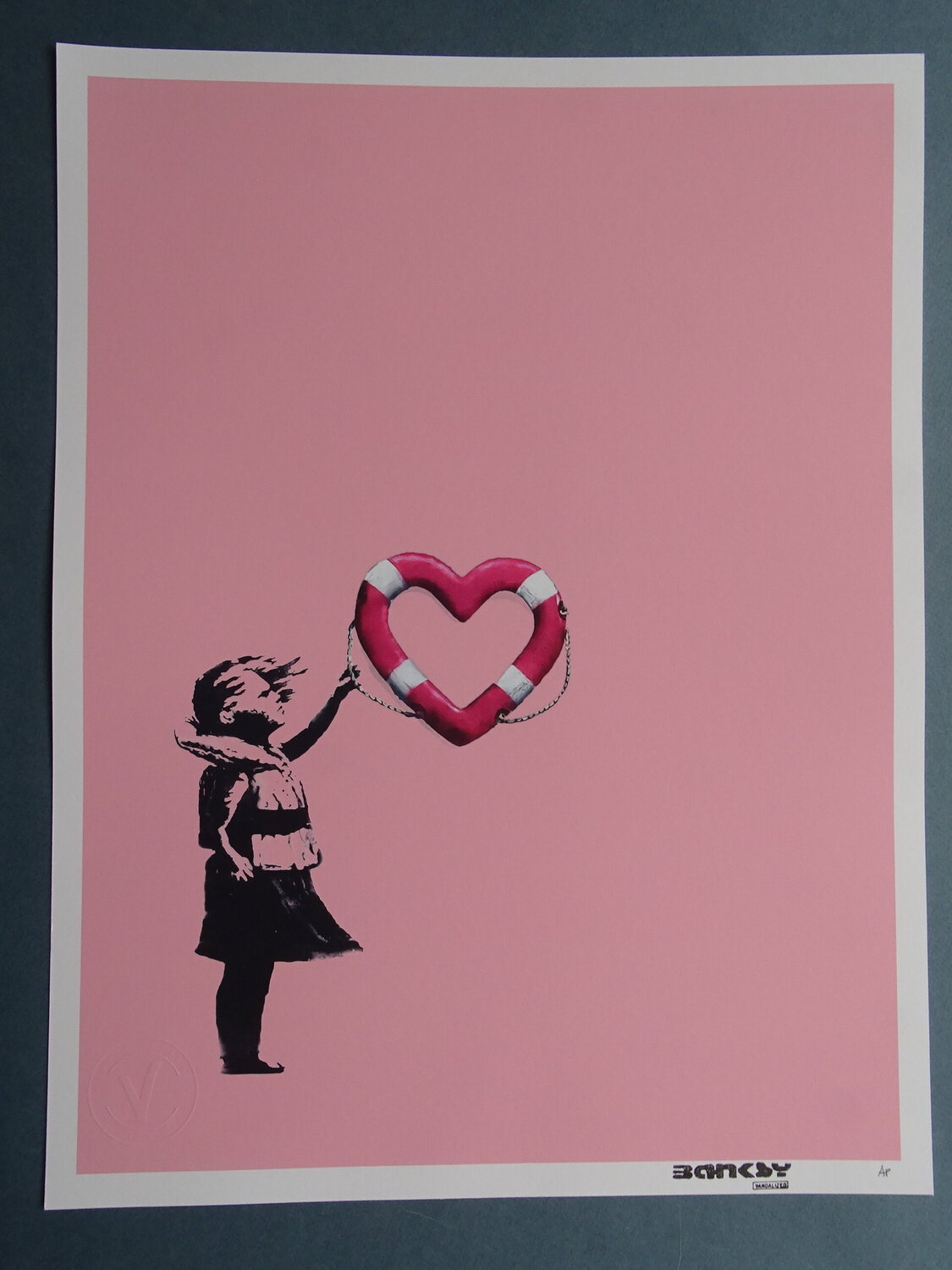 版画 Banksy x Post Modern Vandal (PINK) ED85 Banksy x Post Modern Vandal - Girl With Heart Shaped Float
