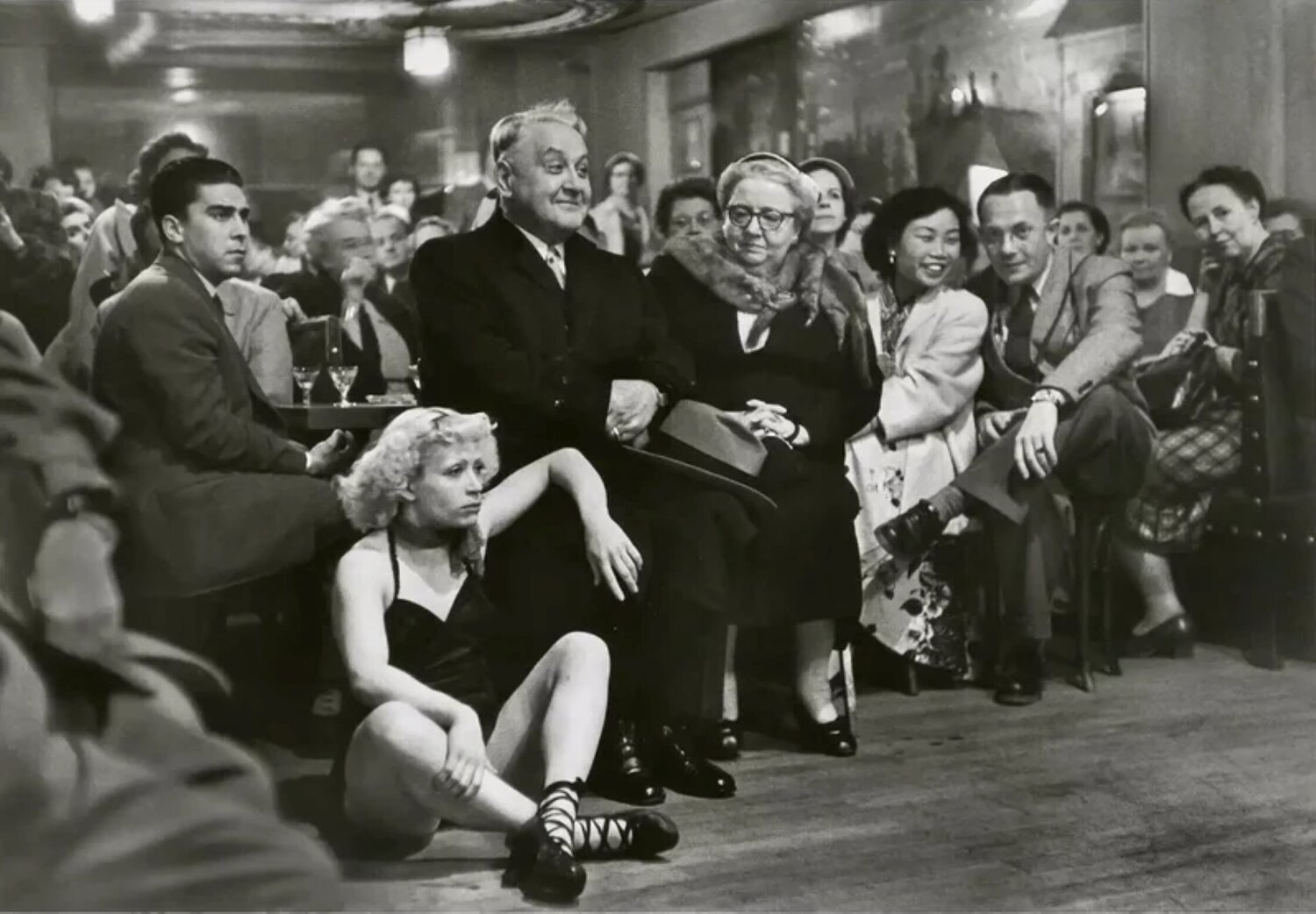 Le Petit Balcon, Rue De Lappe, Paris 11e Robert Doisneau Fotografia in vendita