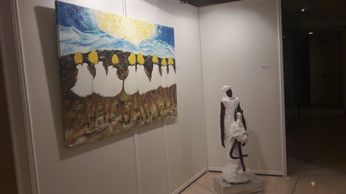 PETITES FILLES ET SCULPTURE MERE ENFANT AU MUSEE DU GEMLUC A MONACO van Christiane Guerry, Schilderij te koop op Singulart
