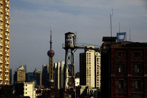 The Wrinkles of the City, Action in Shanghai, Zhao Liying, de jour, Chine di JR, Fotografia in vendita su Singulart