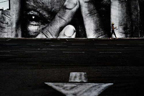 The Wrinkles of the City, Los Angeles, West Hollywood, USA di JR, Fotografia in vendita su Singulart