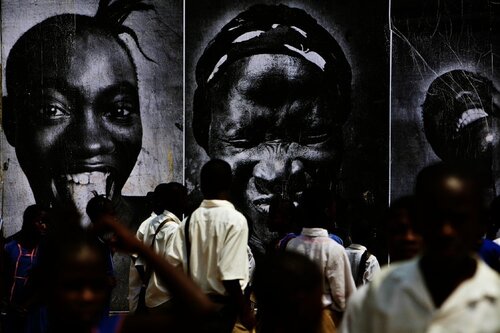 28 Millimètres : Women Are Heroes, Collage à Bô City, School, Sierra Leone di JR, Fotografia in vendita su Singulart