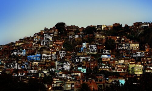 28 Millimètres : Women Are Heroes, Action dans la Favela Morro da Providência, Favela de Jour, Rio de Janeiro, Brésil di JR, Fotografia in vendita su Singulart