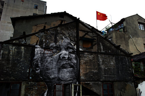 The Wrinkles of the City, Action in Shanghai, Jiang Qizeng - Red Flag, Chine di JR, Fotografia in vendita su Singulart
